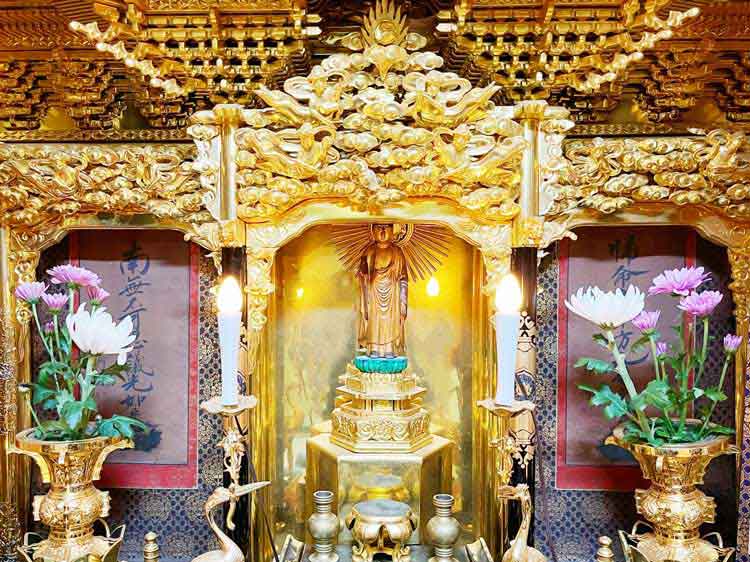 仏壇の中を確認する